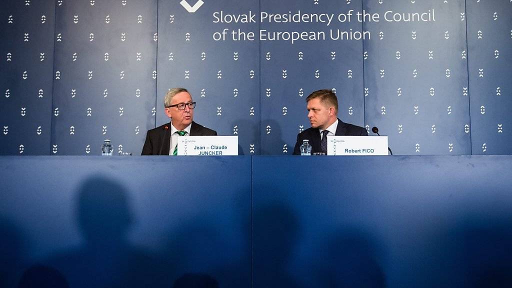 Juncker (l.) zu Besuch in Bratislava: Die Slowakei übernimmt für sechs Monate die EU-Ratspräsidentschaft. Regierungschef Fico betonte, sein Land wolle Lösungen in der Flüchtlingspolitik liefern.