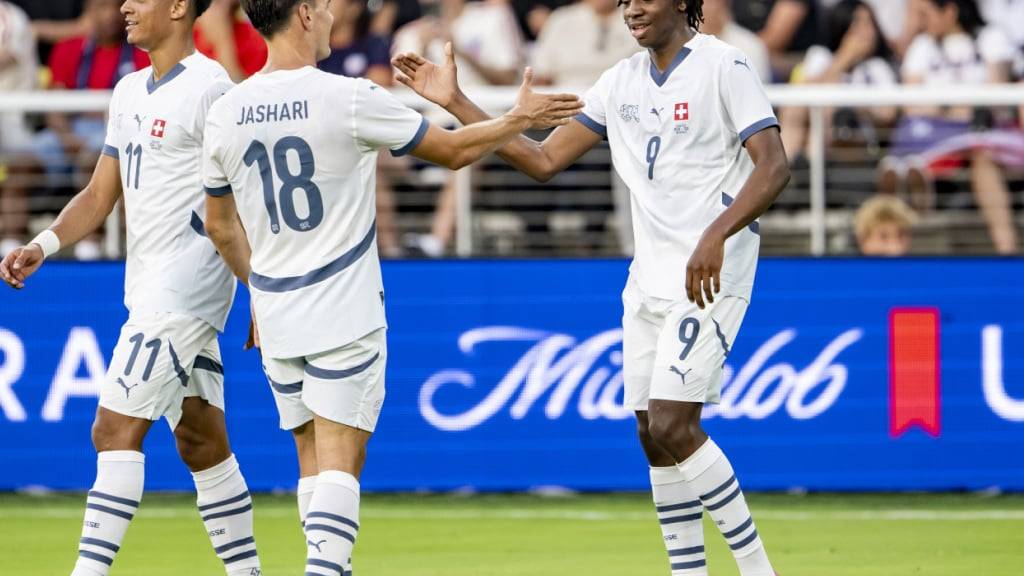 Ardon Jashari (Mitte) und Johan Manzambi (rechts) überzeugen im Testspiel gegen die USA, in dem sie erstmals von Beginn an für das Schweizer Nationalteam spielen