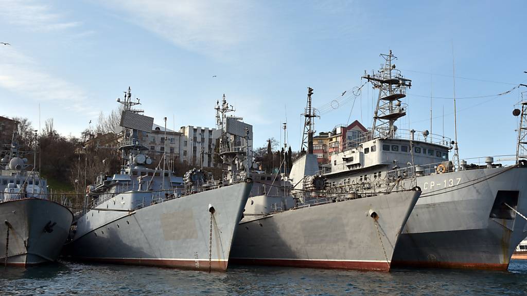 ARCHIV - Russische Kriegsschiffe liegen in Sewastopol, dem Hafen der Schwarzmeerflotte, auf der Krim, Ukraine. Foto: Ulf Mauder/dpa