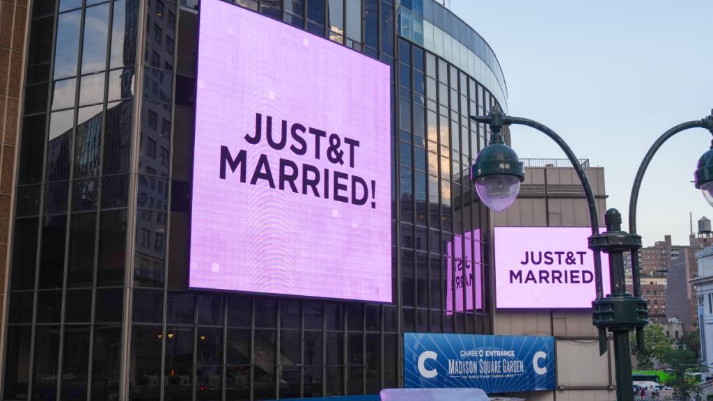 Anlässlich der Hochzeit der Sängerin Taylor Swift und des NFL-Spielers Travis Kelce ist am Madison Square Garden ein Schild mit der Aufschrift «Justt Married» zu sehen. Foto: Ryan Murphy/AP/dpa