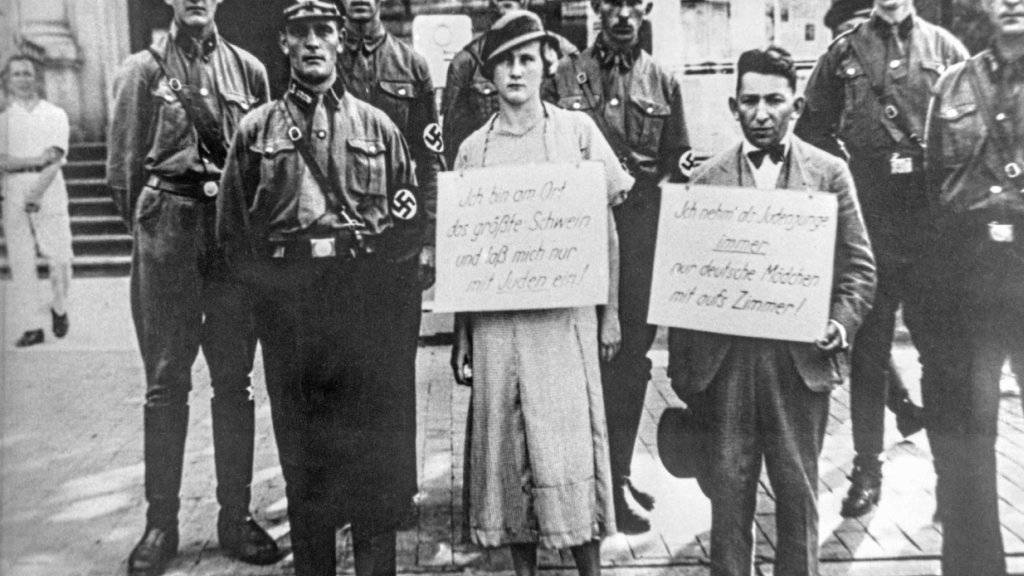 Im Rahmen von den im November 1938 vom Naziregime in ganz Deutschland organisierten Gewalttaten wurden etwa in Hamburg Juden verfolgt, verschleppt und zur Schau gestellt. (Archivbild)