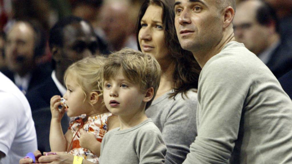 Jaden Gil Agassi (Mitte) im Januar 2006 als kleiner Knirps mit seiner Schwester Jaz Elle (links) und den Eltern Steffi Graf und Andre Agassi