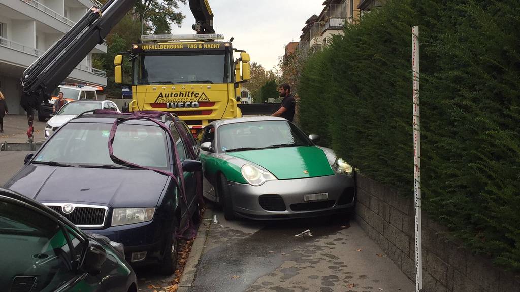 Weil die Bremsen versagt haben sollen, ist eine 48-Jährige mit ihrem Porsche in eine Mauer geprallt