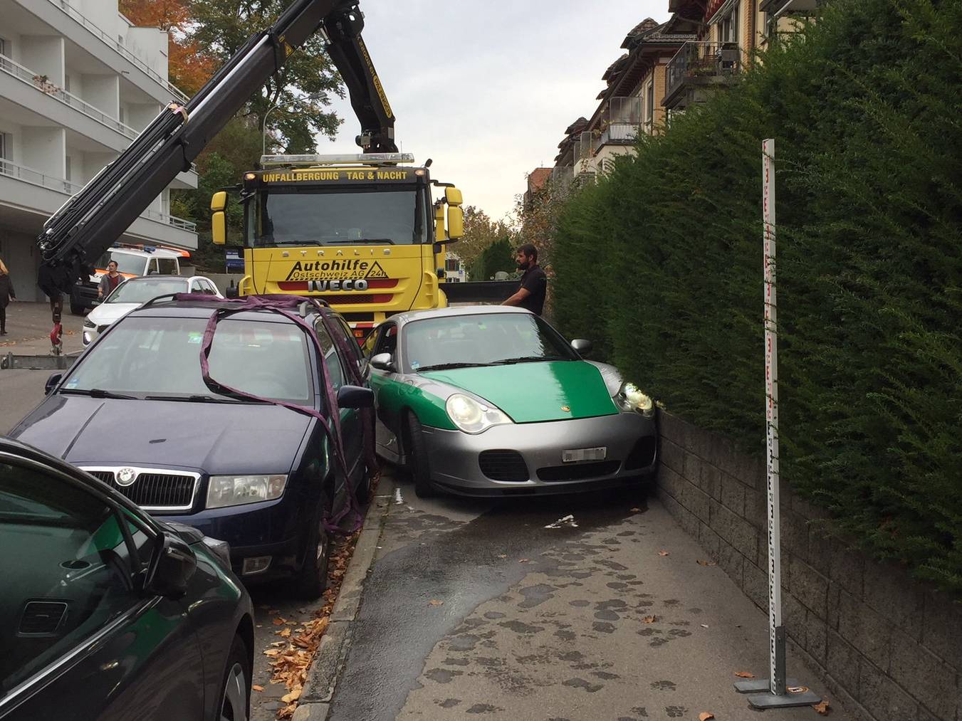 Weil die Bremsen versagt haben sollen, ist eine 48-Jährige mit ihrem Porsche in eine Mauer geprallt