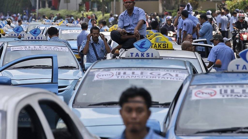 Protestierende Taxifahrer in Jakarta bringen den Verkehr zum Erliegen