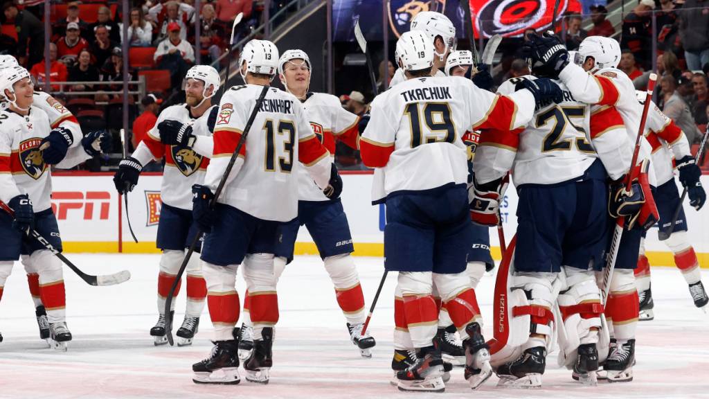 Die Spieler der Florida Panthers bejubeln den gelungenen Saisonauftakt