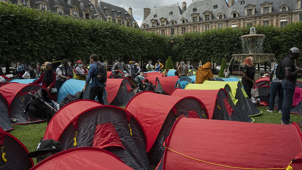 Gut 400 Obdachlose haben auf dem schicken Pariser Place des Vosges Zelte aufgeschlagen und dauerhafte Wohnmöglichkeiten gefordert. Foto: Julien Mattia/Le Pictorium Agency via ZUMA/dpa