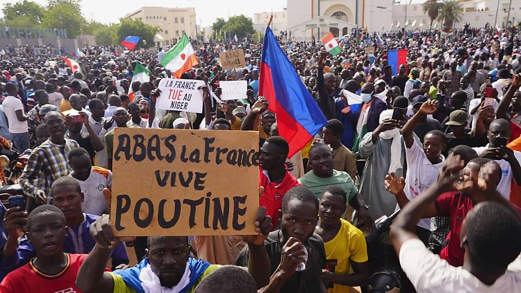 Vielen Menschen im Niger unterstützen den Putsch der Militärs.