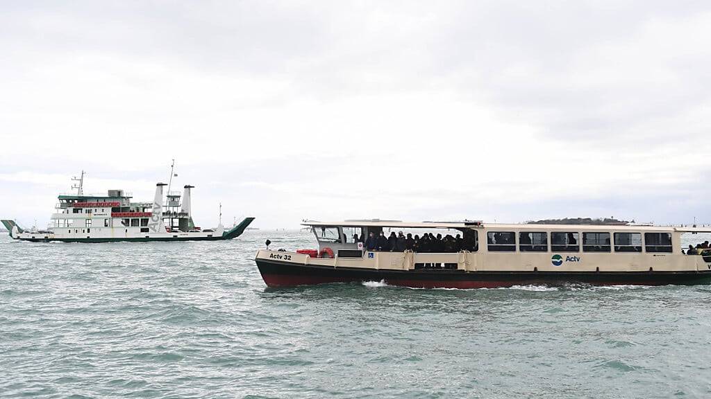 ARCHIV - Ein Schiff und ein Vaporetto sind in der Lagune von Venedig zu sehen. Foto: Felix Hörhager/dpa