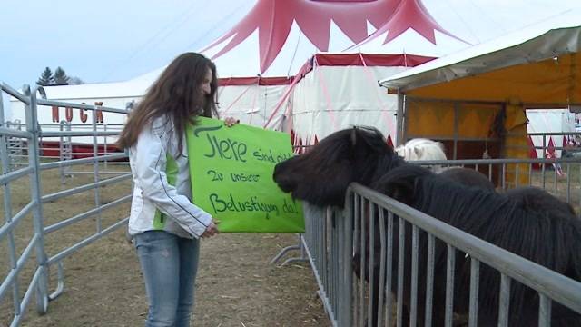 Glocken-Nancy demonstriert gegen Tierhaltung im Zirkus