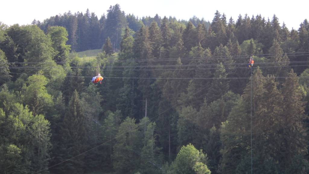 Gleitschirm verfängt sich im Tragseil der Kronbergbahn AI