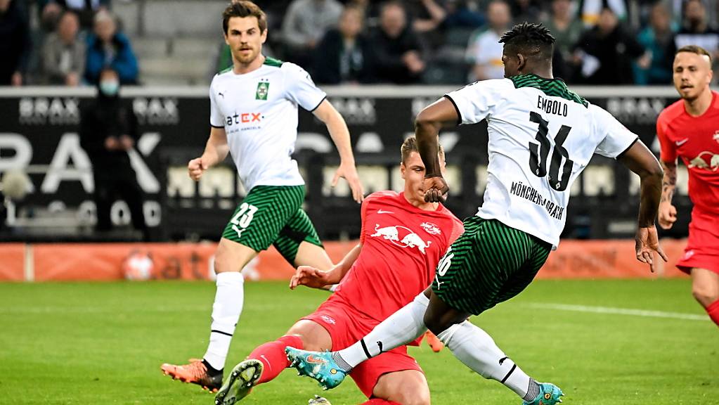 Hier erzielt Breel Embolo (Nummer 36) Gladbachs 1:0 gegen Leipzig