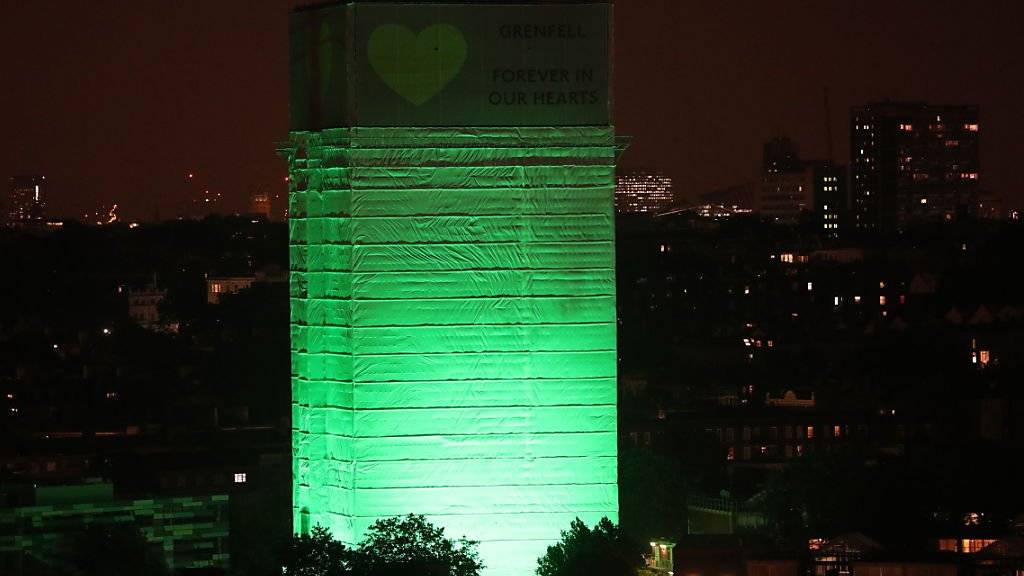 Im Gedenken an die Opfer der Brandkatastrophe im Londoner Grenfell Tower wurde der Wohnturm in der Nacht grün angestrahlt.