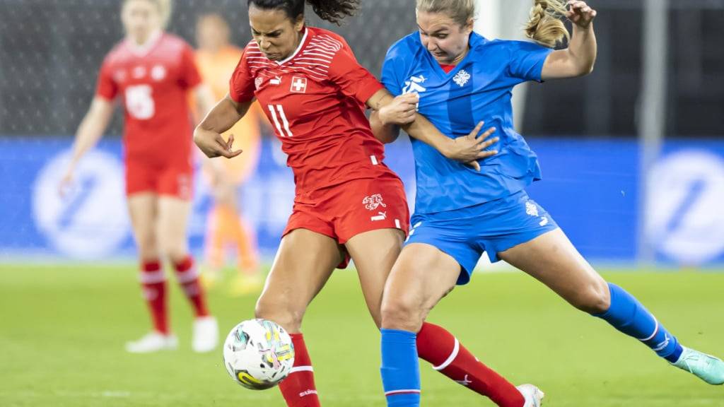 Die Schweizerinnen (Coumba Sow) empfangen zum Auftakt in die Nations League Island