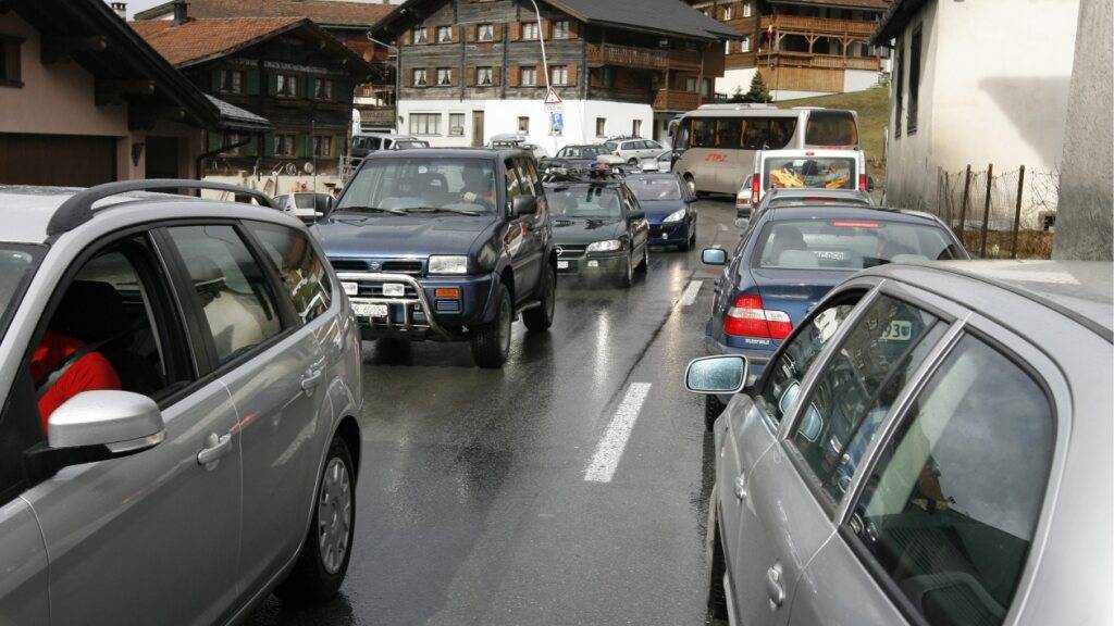 Der Ferienverkehr zwängt sich durch ein Dorf im Prättigau. (Archivbild)