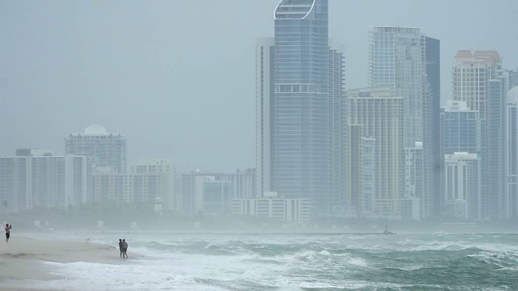 Die äußeren Bänder des Hurrikans «Milton» wirbeln in Sunny Isles Beach den Sand auf. Foto: Wilfredo Lee/AP/dpa