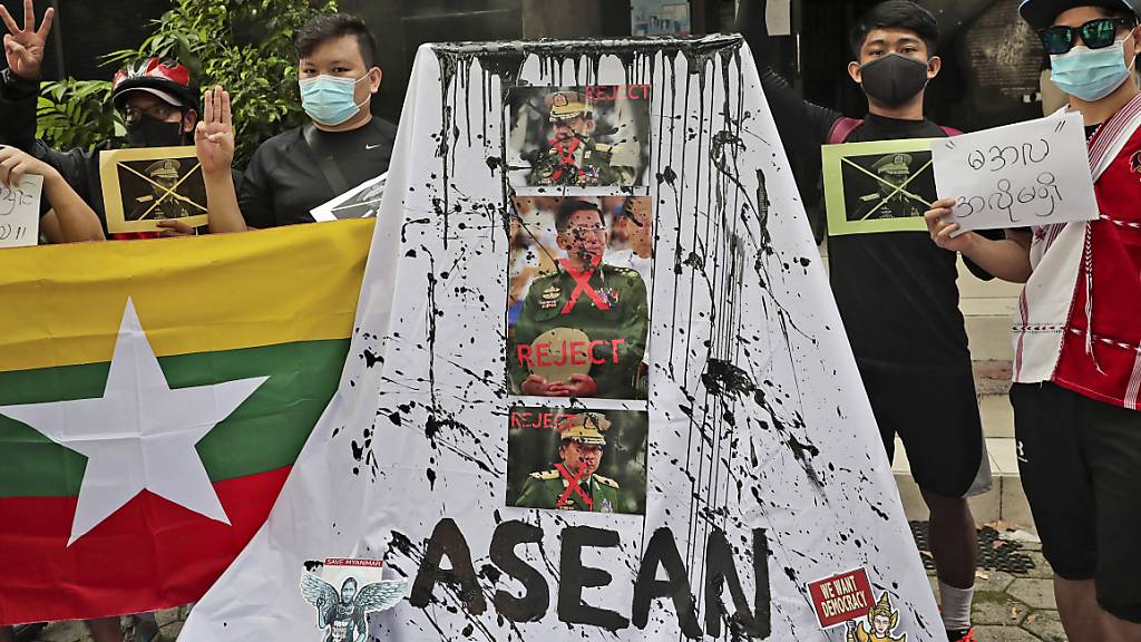 In Jakarta gibt es Proteste gegen die myanmarischen Militärs, die auf dem Asean-Gipfel vertreten sind. Foto: Tatan Syuflana/AP/dpa