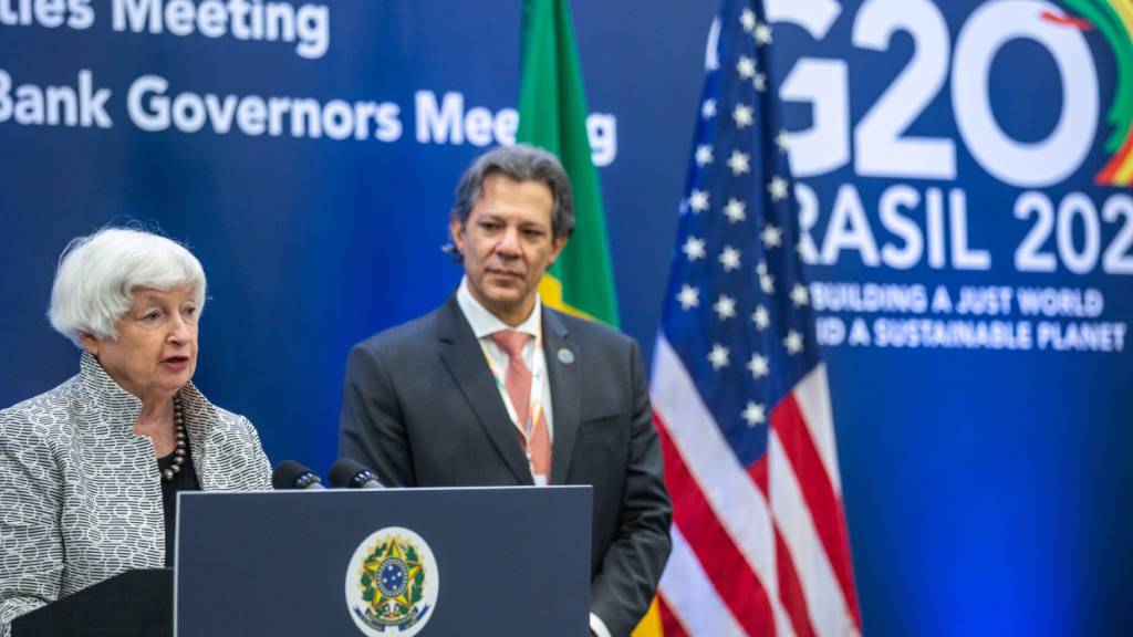 US-Finanzministerin Janet Yellen (l) spricht neben dem brasilianischen Wirtschaftsminister Fernando Haddad während einer Zeremonie zur Unterzeichnung eines bilateralen Abkommens im Rahmen des G20-Finanzministertreffens. Foto: Diogo Zacarias/Mf/Agencia Brazil/dpa