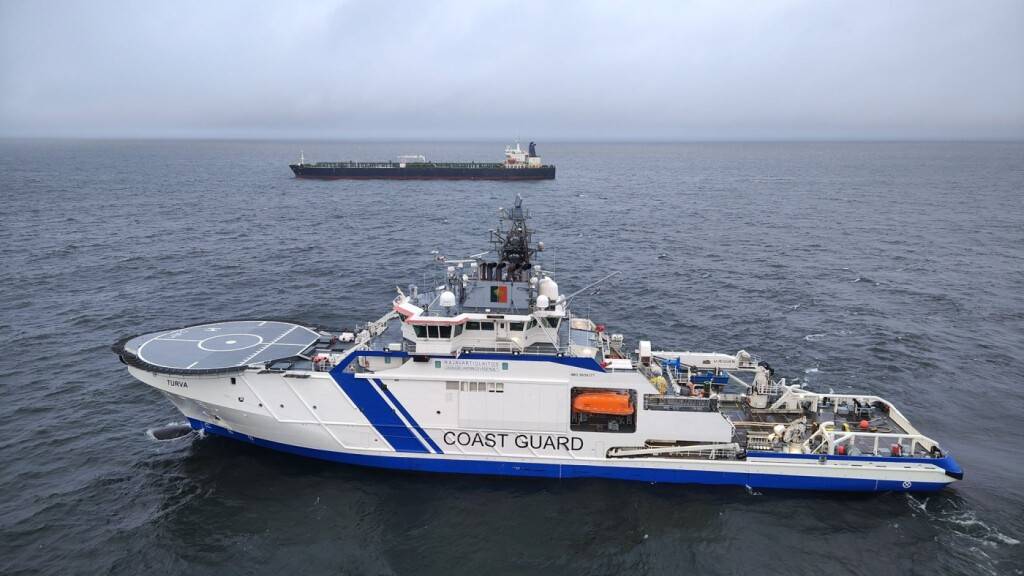 Das Schiff Turva des finnischen Grenzschutzes (vorne) und der Öltanker Eagle S vor der Küste Finnlands. Der Öltanker war zur gleichen Zeit in dem Gebiet unterwegs, in dem die Stromverbindung zwischen Finnland und Estland am Weihnachtstag unterbrochen wurde. (Archivbild)