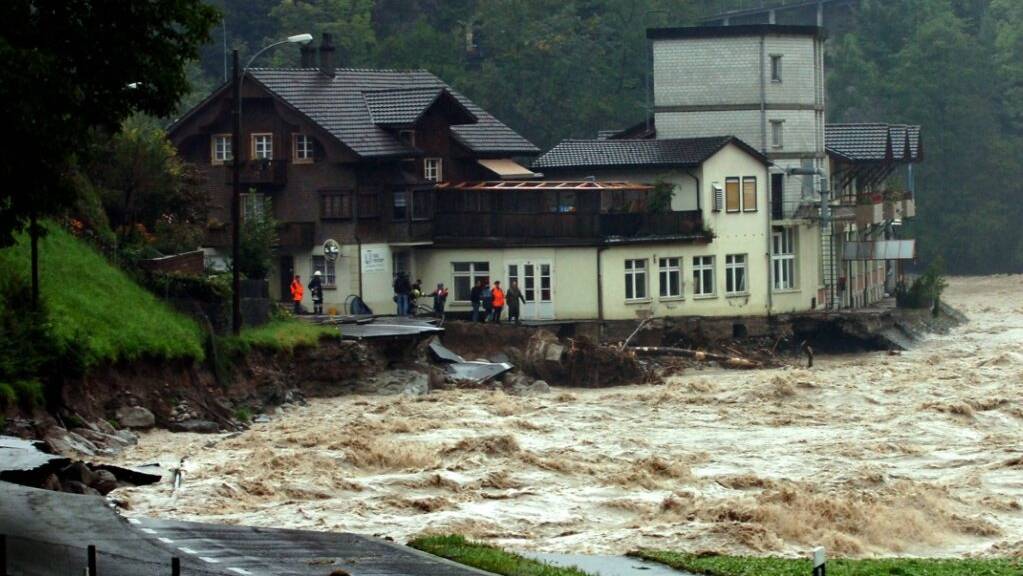 Die Kleine Emme beim Hochwasser von 2005 bei Werthenstein. (Archivaufnahme)