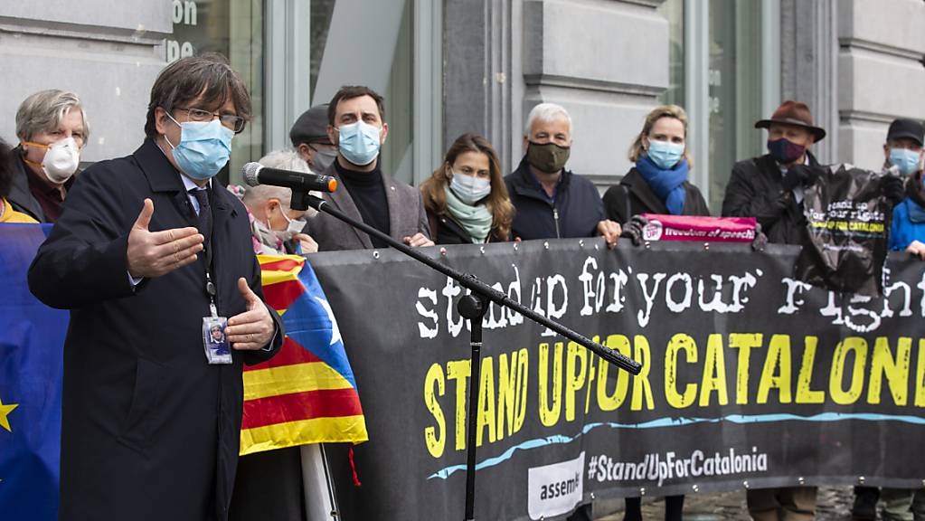 Carles Puigdemont, Mitglied des Europäischen Parlaments, spricht während einer Demonstration vor dem Europäischen Parlament. Das Europaparlament hat die Aufhebung der Immunität der katalanischen Abgeordneten Puigdemont, Comin und Ponsati beschlossen. Foto: Hatim Kaghat/BELGA/dpa