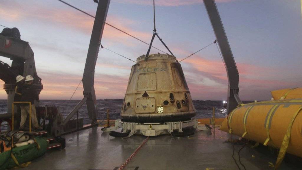 Eine SpaceX Raumkapsel nach der Landung mit Fracht von der Internationalen Raum Station 2015 (Archiv). SpaceX hat für 2018 einen bemannten Mondflug mit zahlenden Touristen angekündigt.