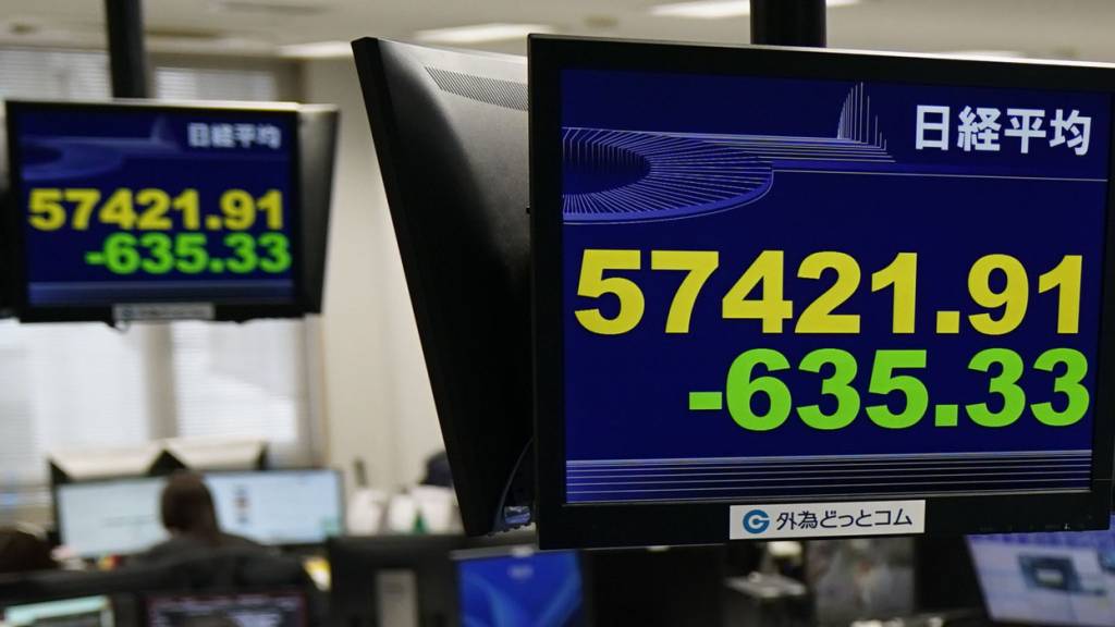 Elektronische Anzeigetafeln zeigen den japanischen Nikkei-Index, der am Mittwoch erneut eingebrochen ist. (Archivbild)