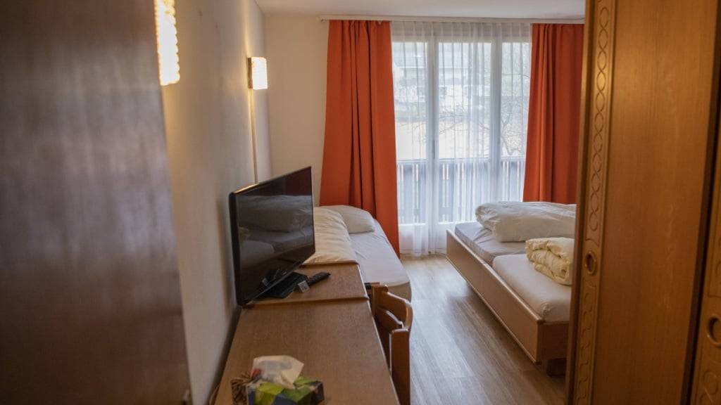 Der Kanton Obwalden nutzt das ehemalige Hotel Krone in Giswil seit 2022 zur Unterbringung von Menschen mit Schutzstatus S. (Archivbild)
