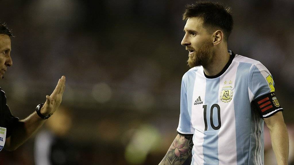 Lionel Messi (rechts) wird im Kampf gegen seine vier Länderspiel-Sperren von Barcelona unterstützt