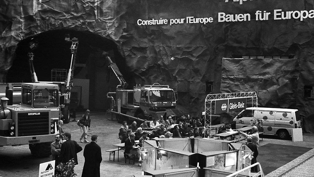 Unter dem Titel «Bauen für Europa» stellen 1993 die SBB das Projekt Alptransit in einer ganzen Halle Schweizer Mustermesse in Basel vor. (Archivbild)