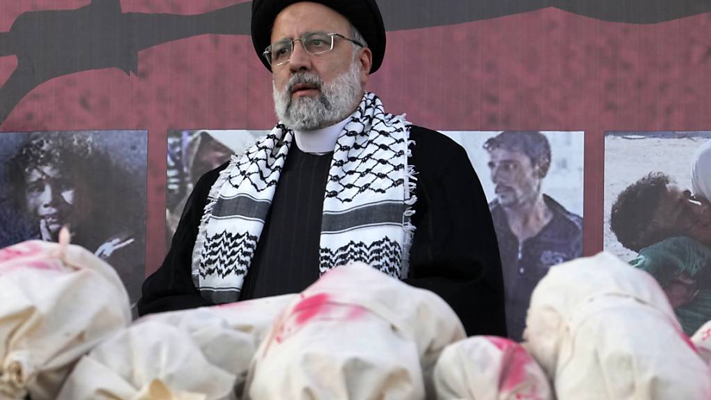«Die Verbrechen der zionistischen Einheit (...) haben die roten Linien überschritten, die alle zum Handeln zwingen könnten», sagt Irans Regierungschef Ebrahim Raisi. Foto: Vahid Salemi/AP/dpa