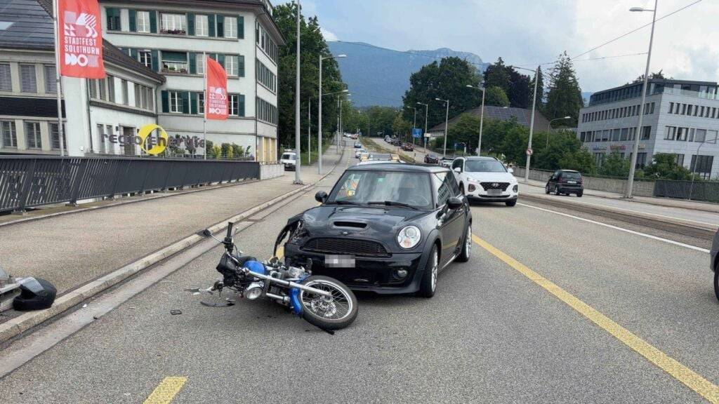 Bei einem Unfall mit insgesamt vier Fahrzeugen ist am Mittwochnachmittag in Solothurn ein Motorradfahrer verletzt worden.