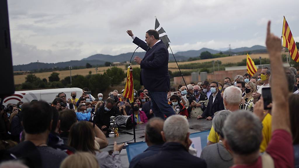 Oriol Junqueras, früherer Vizeregionalchef von Katalonien, der wegen seiner Rolle im Vorstoß für eine unabhängige katalanische Republik 2017 inhaftiert wurde, hebt die Faust. Foto: Joan Mateu/AP/dpa