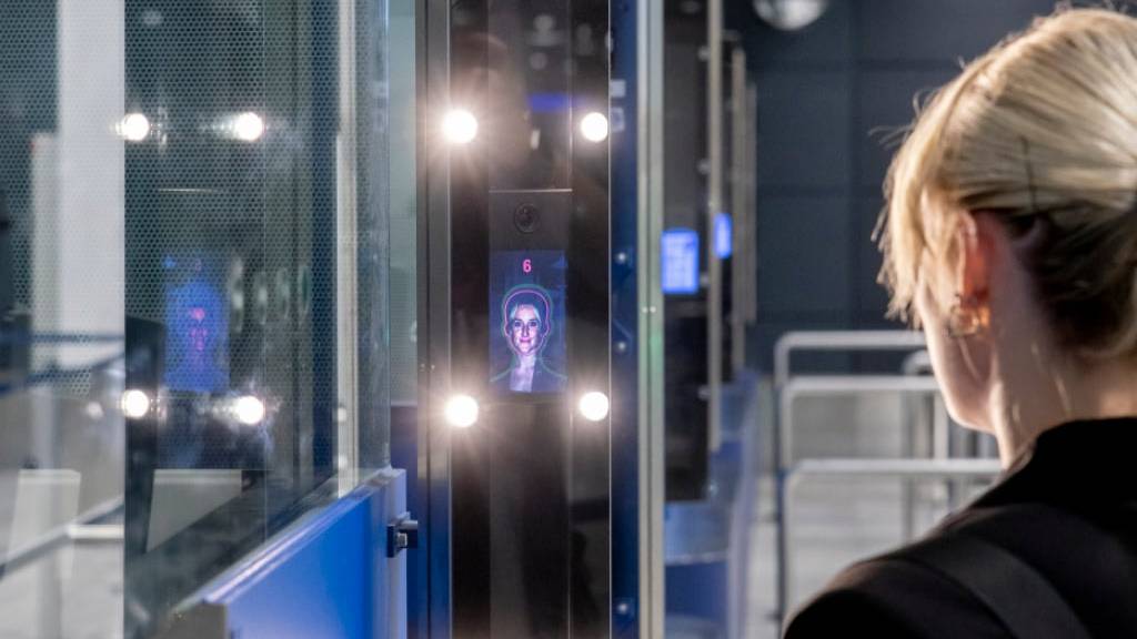 Flughäfen und Airlines sollen künftig auch in der Schweiz Gesichtserkennungssysteme einsetzen können. Das will der Bundesrat. (Themenbild)