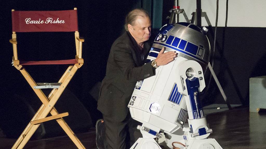 Selbst R2-D2, der berühmte kleine Roboter aus «Star Wars», hatte einen kurzen Auftritt zu Ehren von Carrie Fisher, der Prinzessin Leia aus der Kult-Kinoserie.