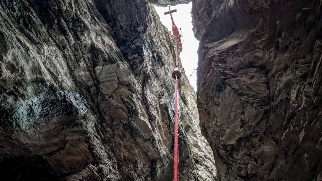 Die Jolischlucht bei Niedergesteln VS ist tief und eng - kein Sichtkontakt zwischen Helikopterpilot und Rettungsspezialist.