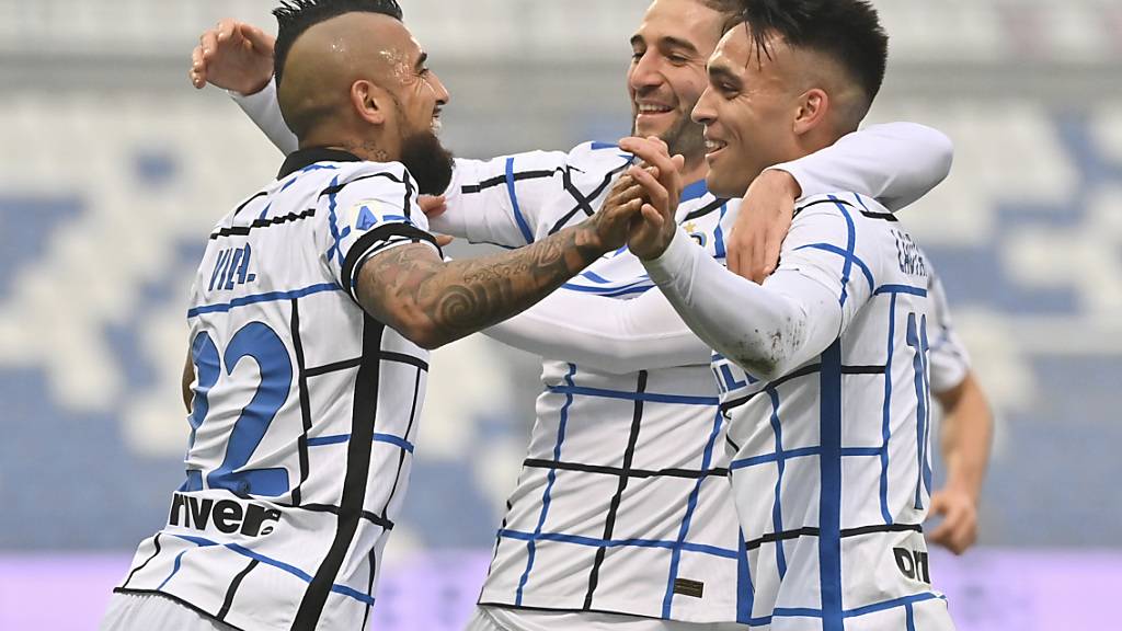 Die Inter-Spieler Arturo Vidal, Roberto Gagliardini und Lautaro Martinez (von links) jubeln nach dem Sieg gegen Sassuolo