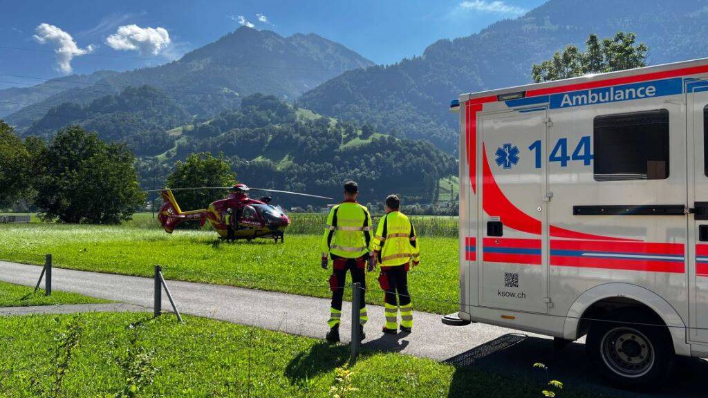 Ein Helikopter der Air Glaciers brachte den in Giswil verunfallten Velofahrer ins Spital.