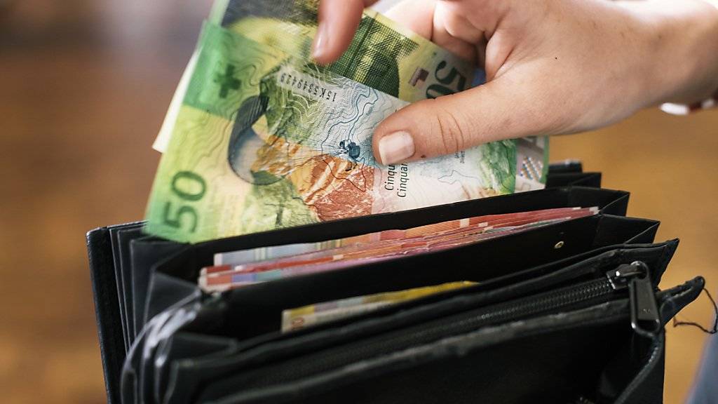 Den Angestellten der Schweiz blieb im vergangenen Jahr 1,1 Prozent mehr im Portemonnaie. Die Löhne stiegen um 0,7 Prozent. (Symbolbild)