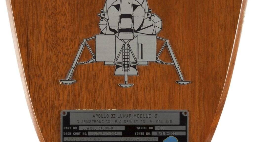 Den höchsten Erlös mit fast 470'000 Dollar erzielte die Identifikationsplakette, die Armstrong in der Mondlandefähre «Eagle» bei sich hatte.