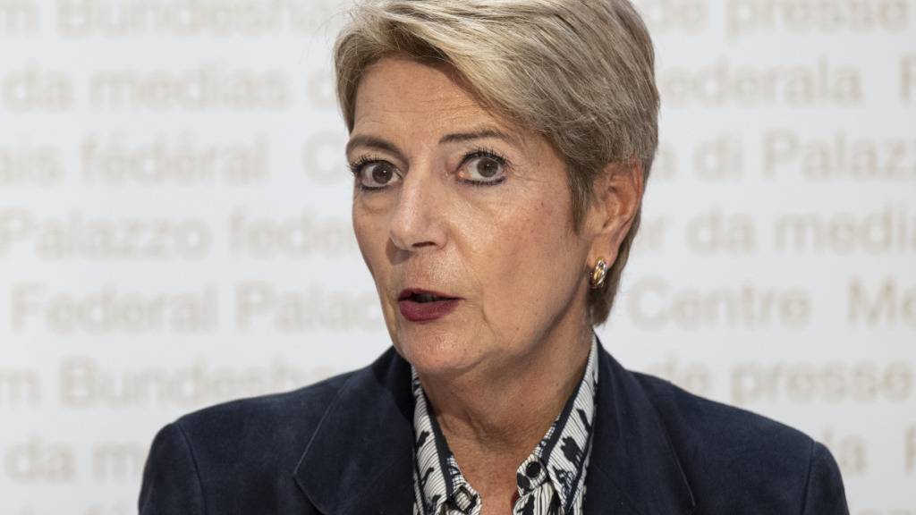 Finanzministerin Karin Keller-Sutter will die Bargeldversorgung in der Verfassung verankern. Statt der Bargeld-Initiative plädiert sie aber für einen alternativen Text.