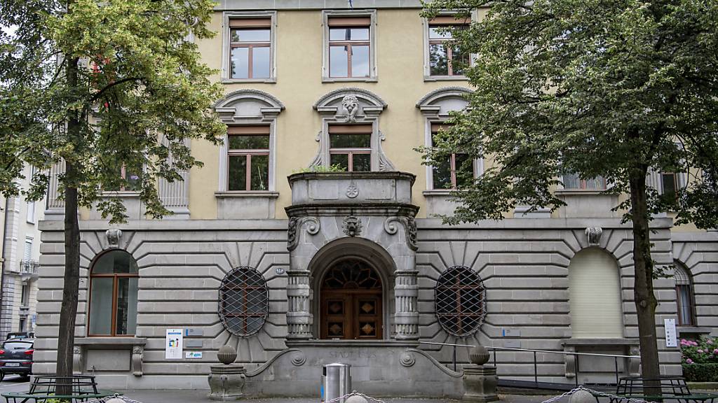 Das Stadthaus in Luzern. Die städtische Politik muss nun entscheiden, ob sie Massnahmen gegen Luxussanierungen für angebracht hält. (Archivaufnahme)