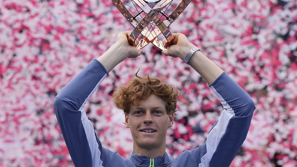 Jannik Sinner stemmt in Toronto den Pokal in die Höhe
