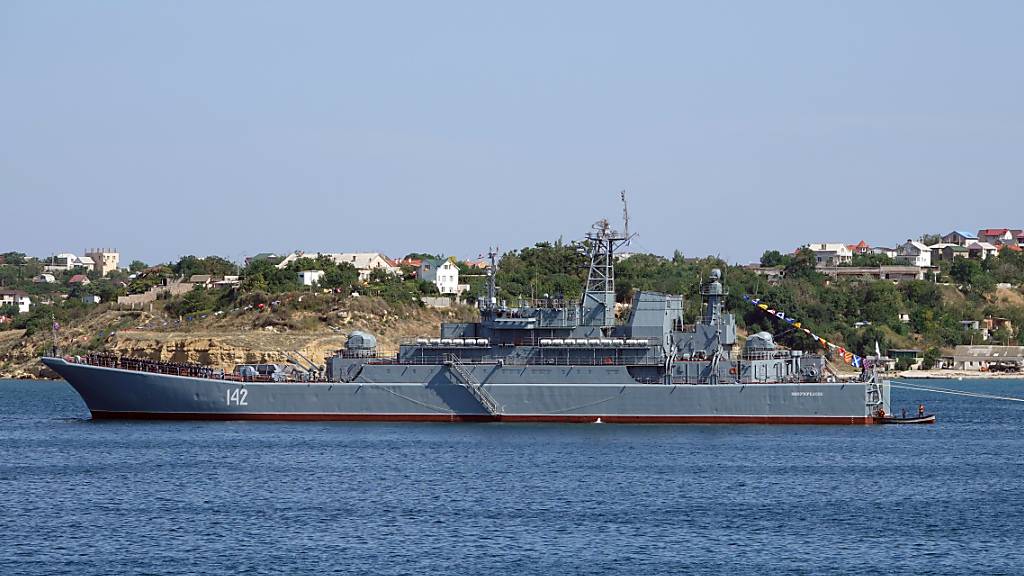 ARCHIV - Das Kriegsschiff «Nowotscherkassk» der russischen Schwarzmeerflotte liegt vor der Hafenstadt Sewastopol. Foto: Ulf Mauder/dpa