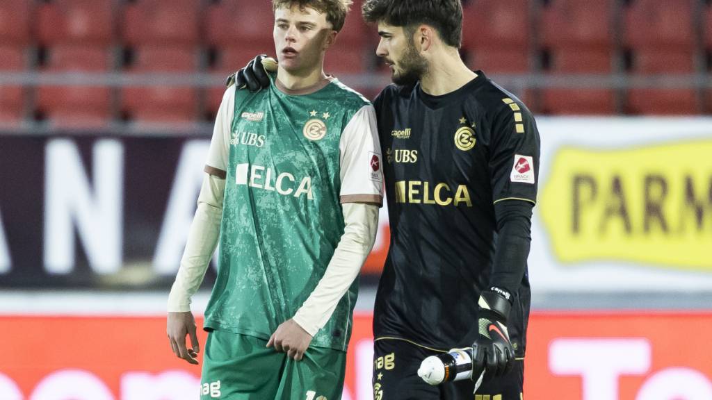 Jonathan Asp Jensen (wird von GC-Goalie Justin Hammel getröstet