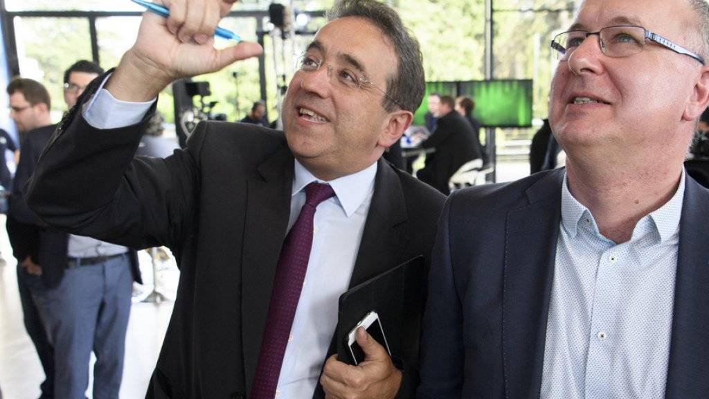 FDP-Staatsrat Pascal Broulis (links) und SP- Pierre-Yves Maillard beobachten gespannt ihr Kopf-an-Kopf-Rennen.