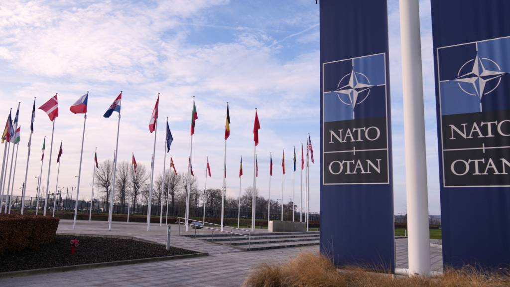 Fahnen flattern im Wind vor dem Nato-Hauptquartier in Brüssel. Foto: Virginia Mayo/AP/dpa