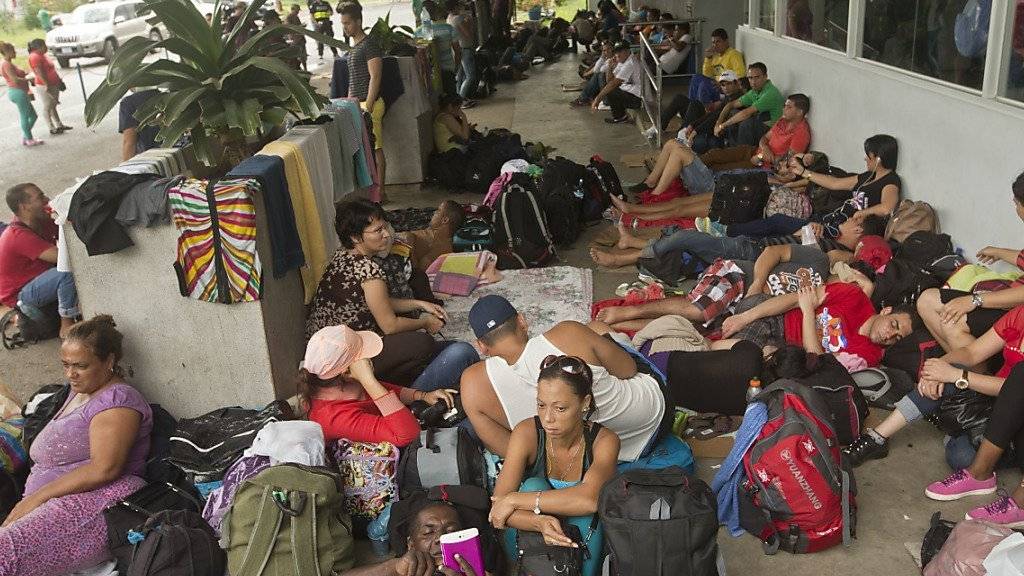 Kubanische Migranten an der Grenze zwischen Costa Rica und Nicaragua: Nach offiziellen Angaben sollen mehrere tausend gestrandete Migranten an die Grenze zwischen Mexiko und den USA gebracht werden. (Archivbild)