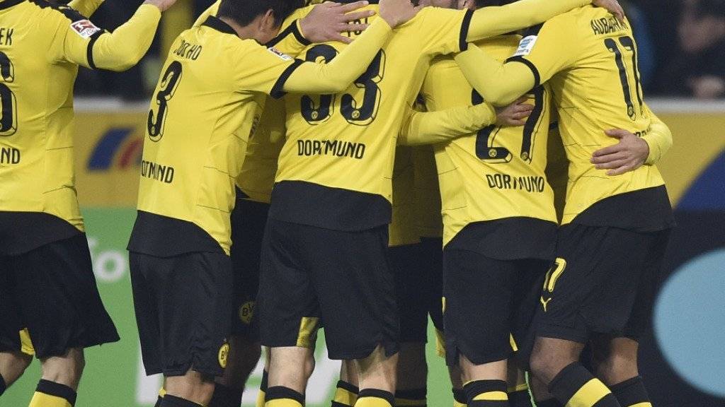 Dortmunds Spieler bejubeln den zweiten Treffer in Mönchengladbach