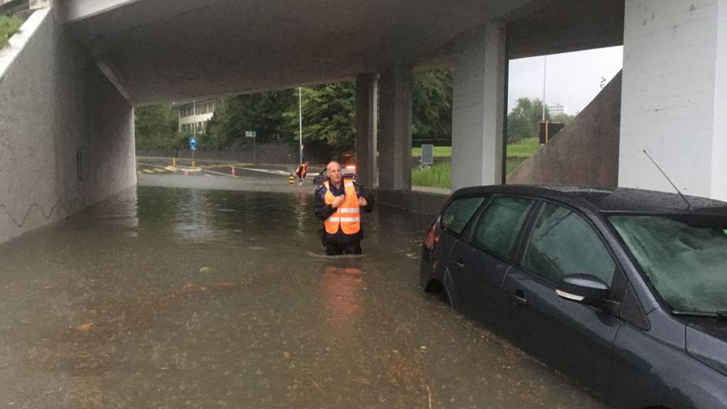 Heftige Gewitter mit Starkregen und Sturmböen setzten am Freitagabend im Kanton Zug ganze Strassen und Unterführungen binnen kurzer Zeit unter Wasser - einige Betroffene hatten die Gefahr unterschätzt.